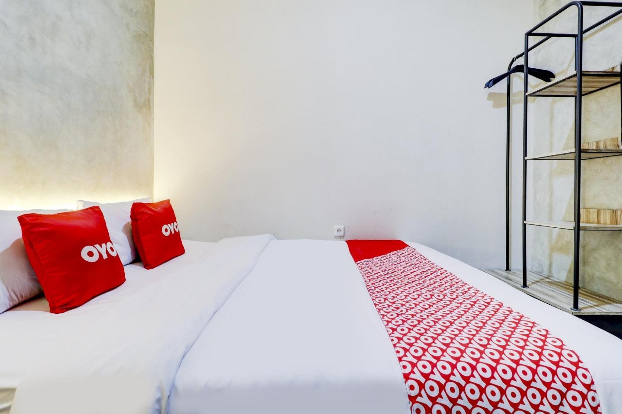 Oyo 90215 Ada Residence Telukjambe Luaran gambar