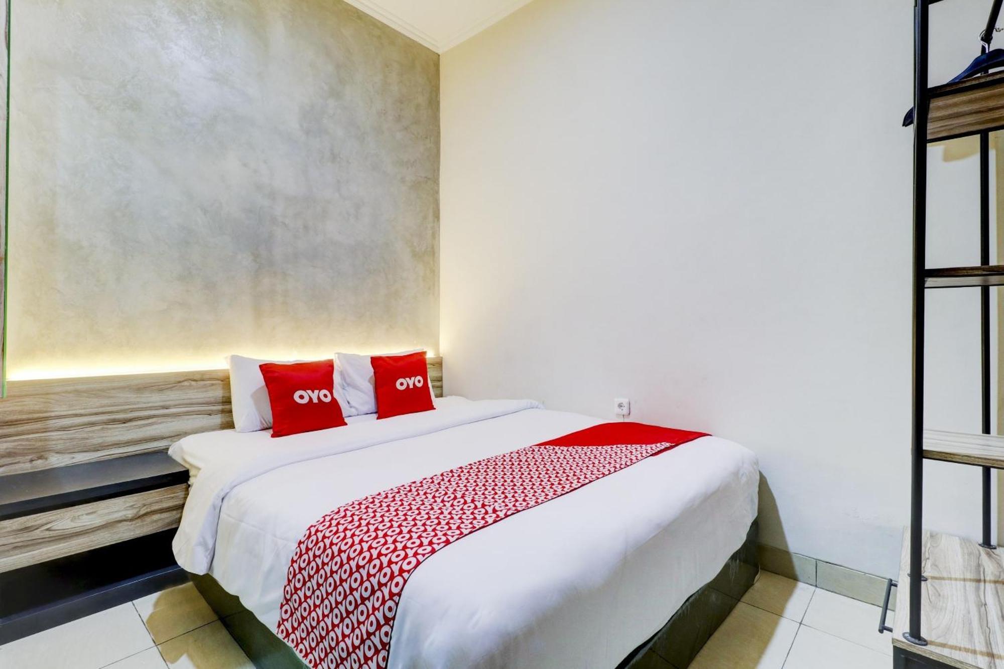 Oyo 90215 Ada Residence Telukjambe Luaran gambar