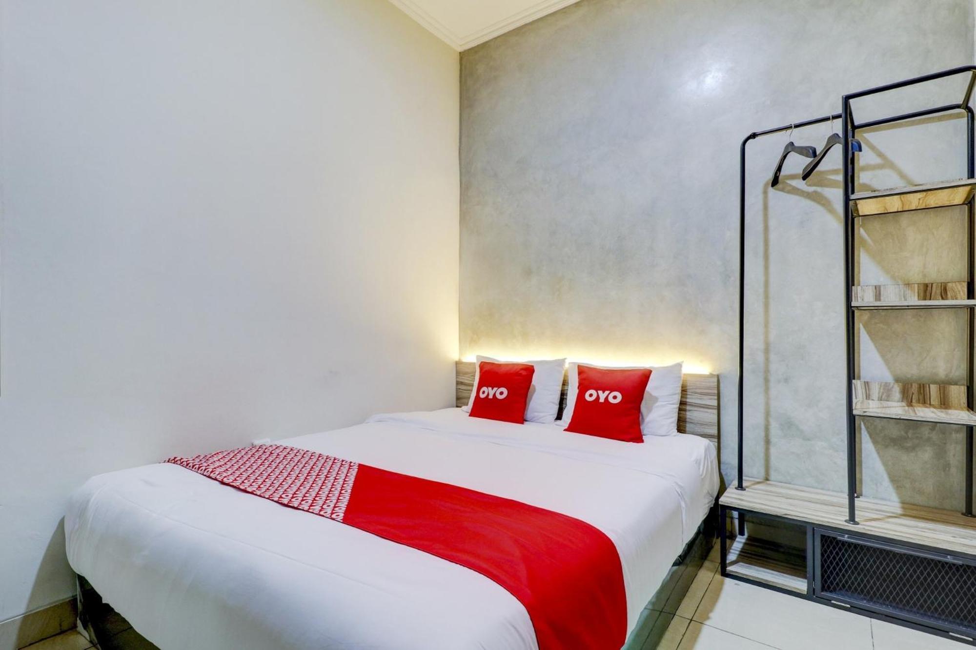 Oyo 90215 Ada Residence Telukjambe Luaran gambar