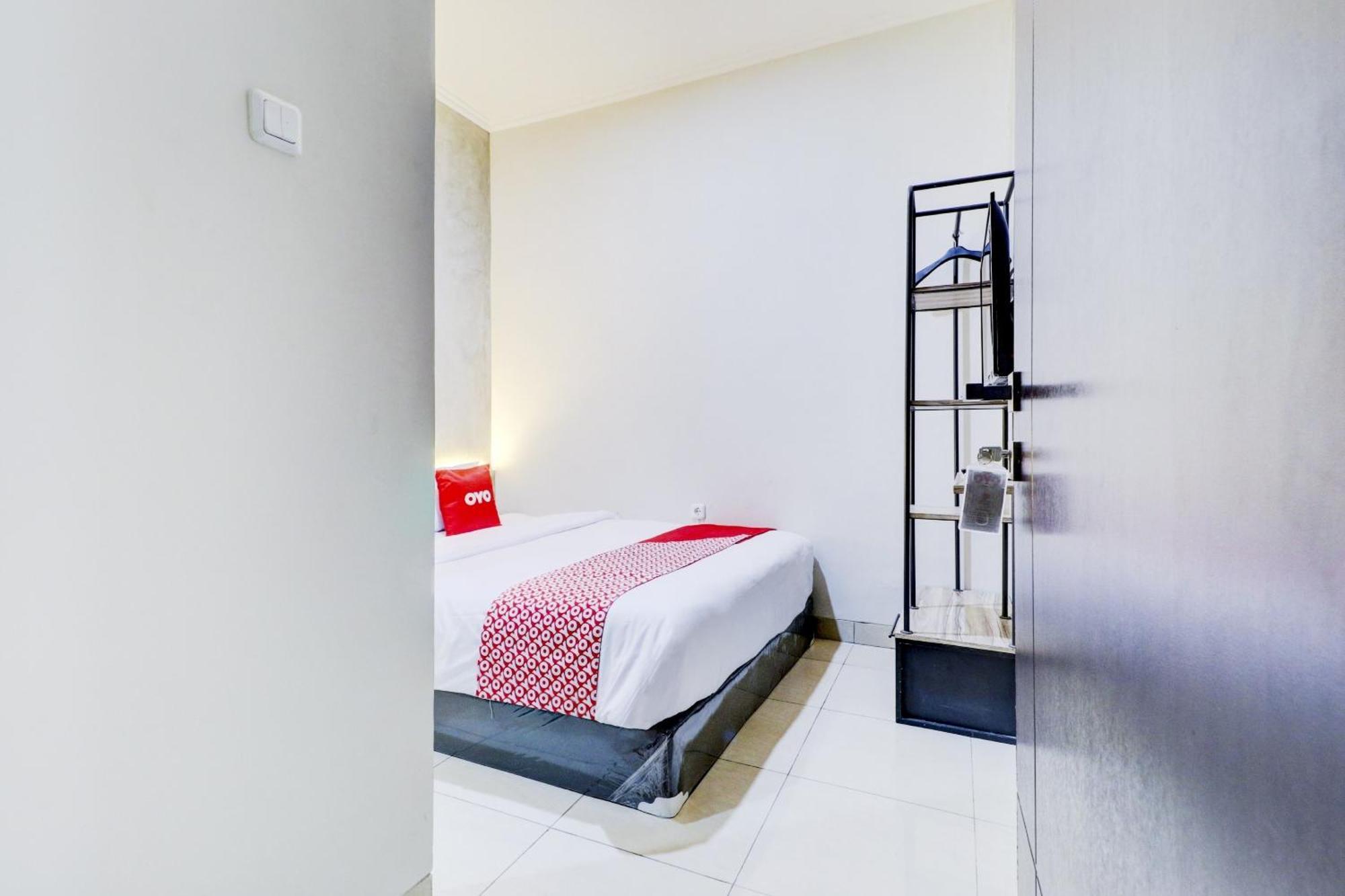 Oyo 90215 Ada Residence Telukjambe Luaran gambar