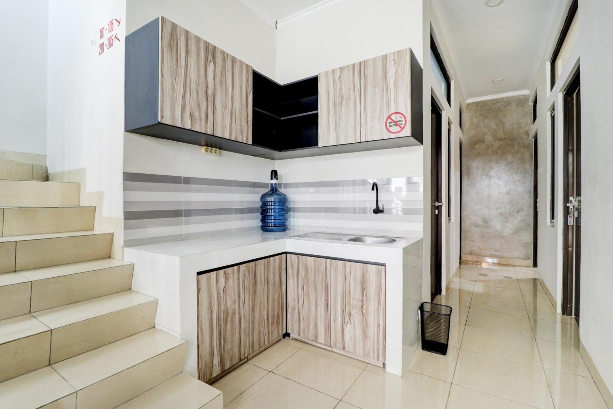 Oyo 90215 Ada Residence Telukjambe Luaran gambar