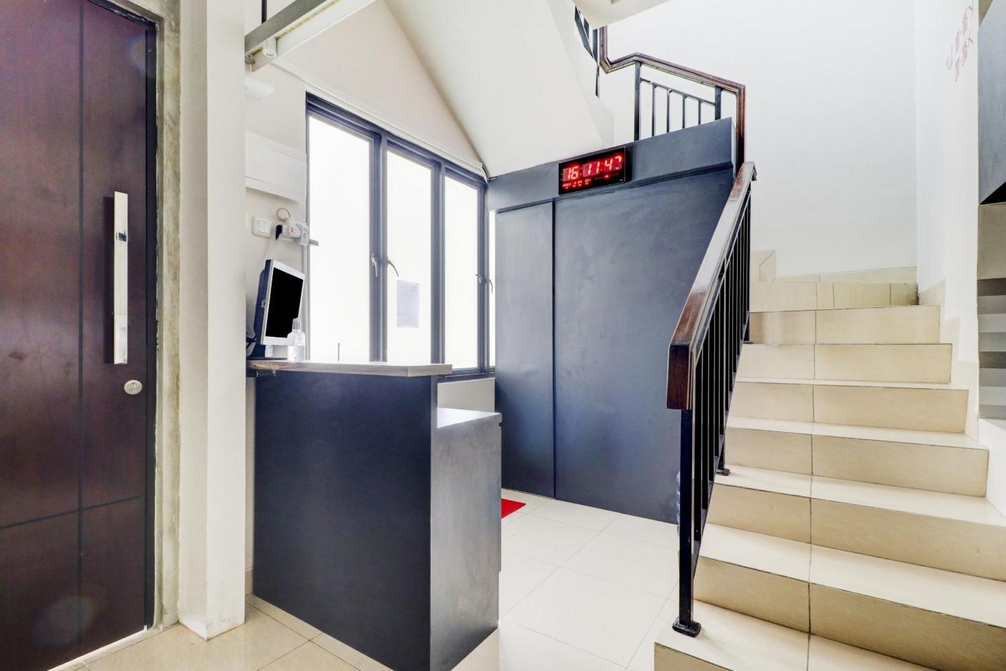 Oyo 90215 Ada Residence Telukjambe Luaran gambar