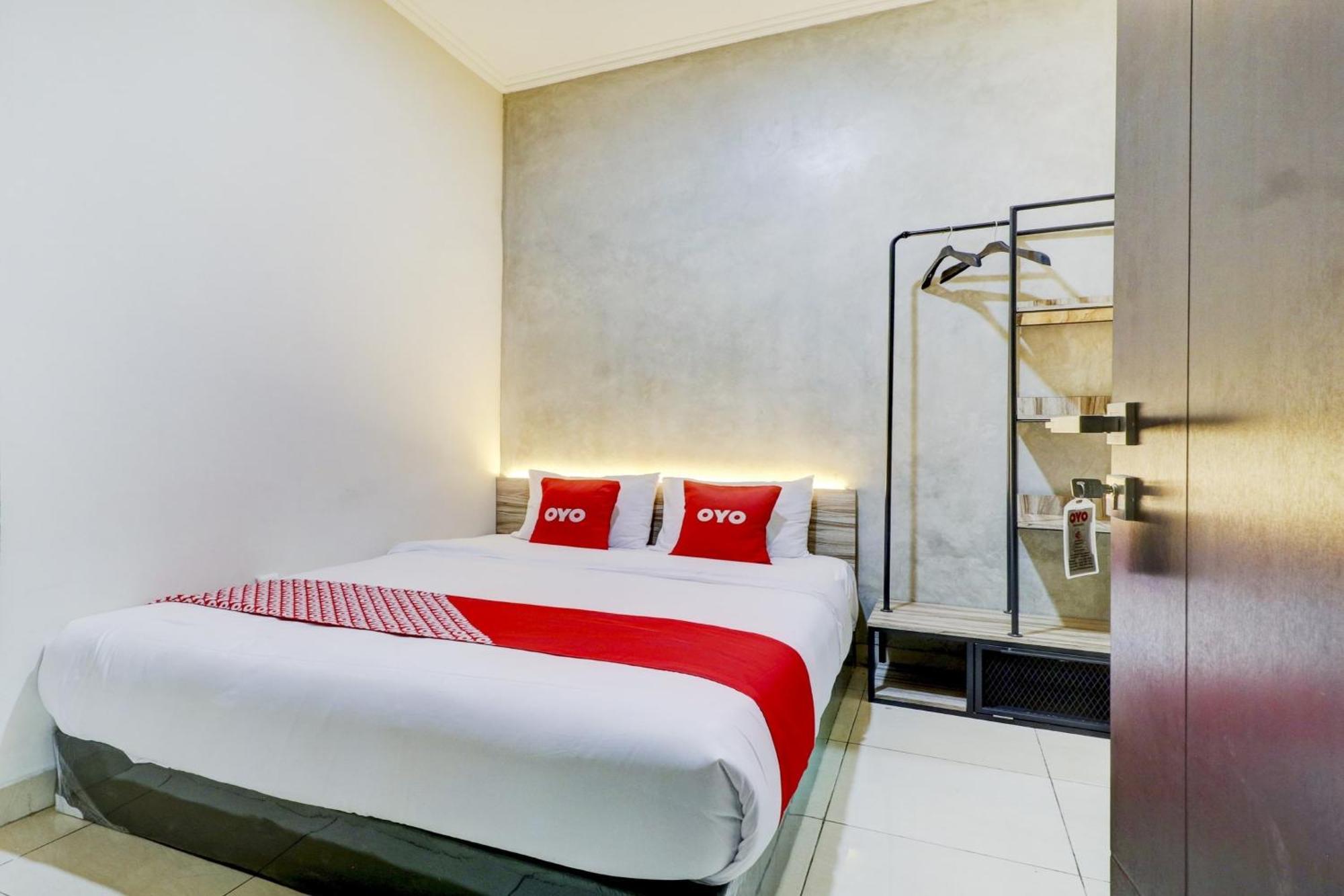Oyo 90215 Ada Residence Telukjambe Luaran gambar