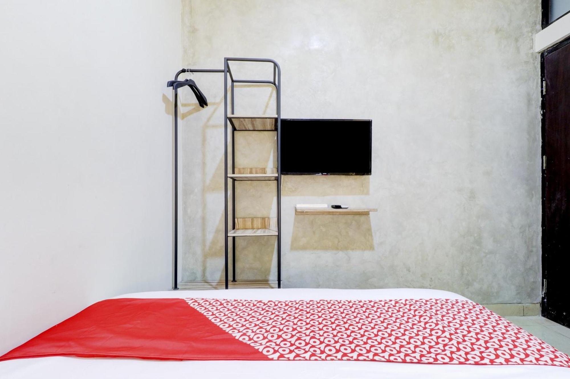 Oyo 90215 Ada Residence Telukjambe Luaran gambar