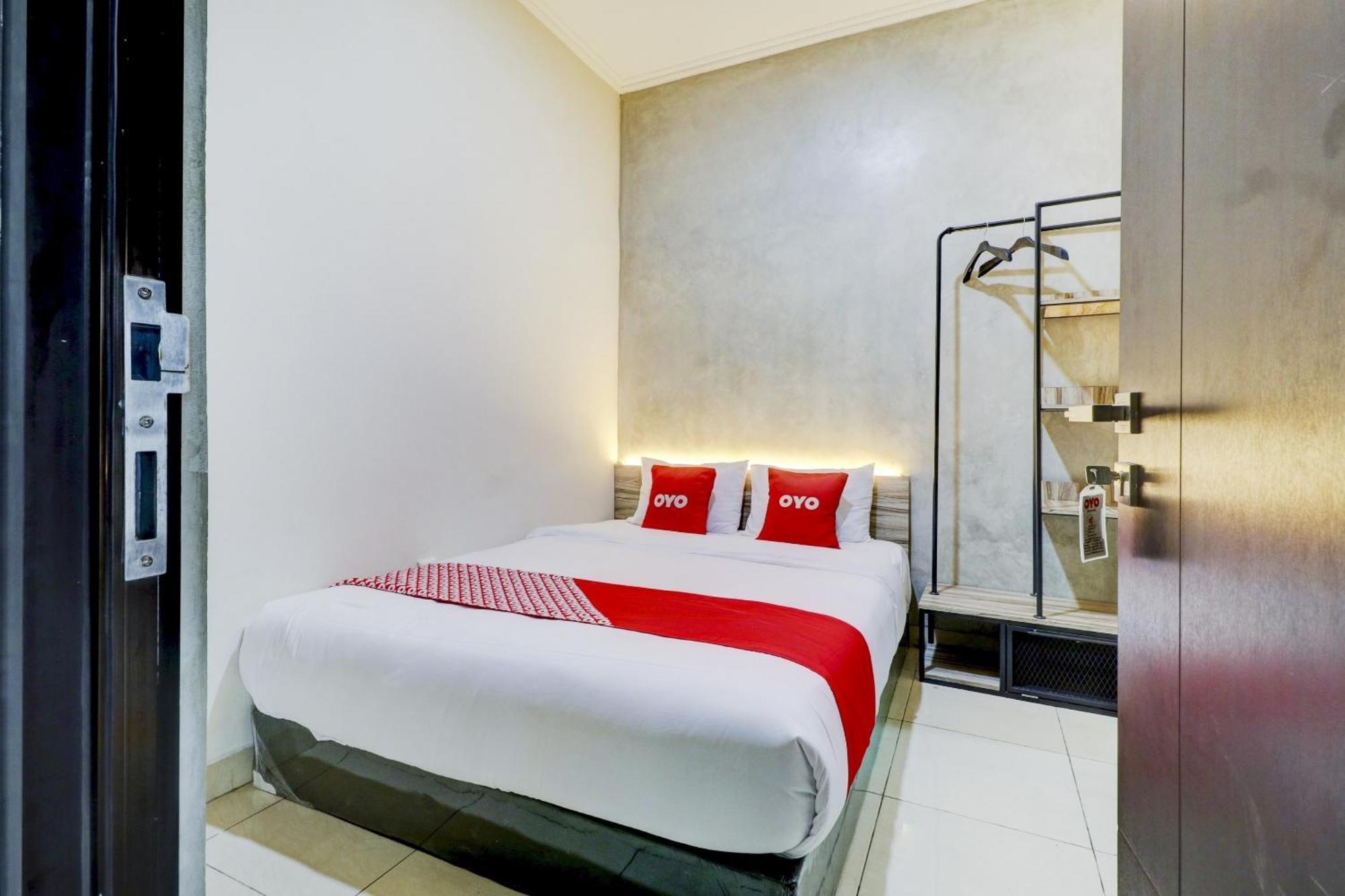 Oyo 90215 Ada Residence Telukjambe Luaran gambar